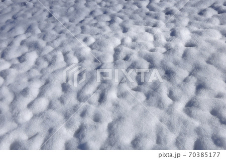 山地に積もる新雪 丹沢山地の鍋割山 山地に積もる新雪 丹沢山地の鍋割山 70385177