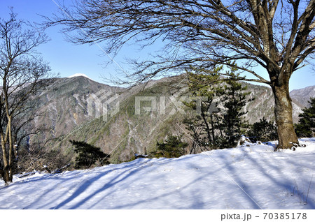 雪化粧した山地 丹沢山地の鍋割山より望む富士山 70385178
