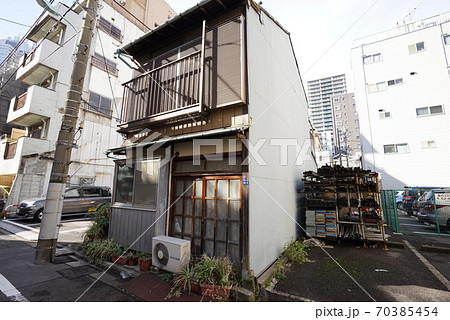 東京下町の古い一軒家/日本の古い建築/長屋/木造建築/老朽/ 70385454