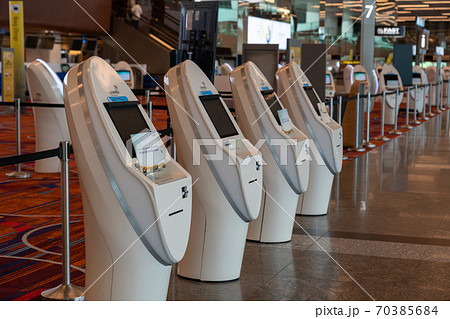 【シンガポール】チャンギ国際空港の自動チェックイン機 【シンガポール】チャンギ国際空港の自動チェックイン機 70385684