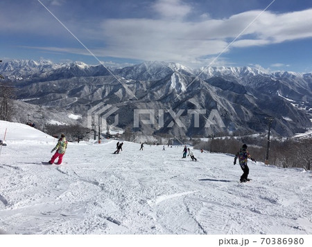 白銀の世界でスノーボード 70386980