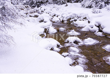 雪が積もった沢 雪が積もった沢 70387727
