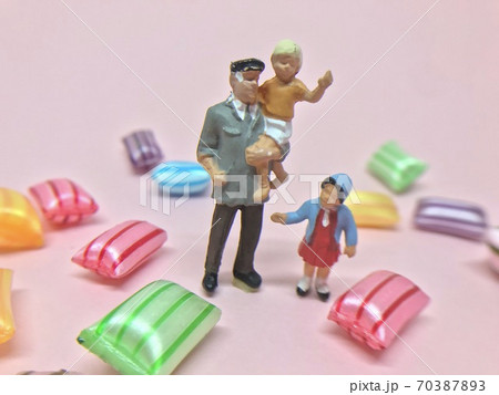 カラフルなキャンディとおじいさんに抱っこされた男の子と女の子とのフィギュア、スイーツ・お菓子イメージ 70387893