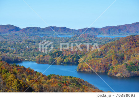 紅葉に染まる裏磐梯の山々と、小野川湖と桧原湖に挟まれた高原 70388093