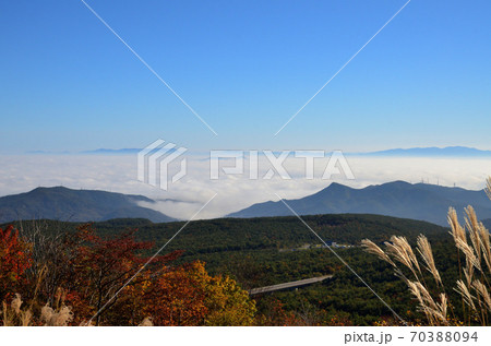 快晴下の福島盆地の雲海と紅葉	 70388094