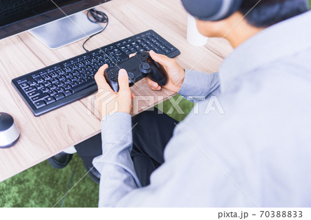 eスポーツ　ゲーム　オンライン　ネットワーク　対戦　【コロナ禍での安全なレジャーのニューノーマル】 70388833