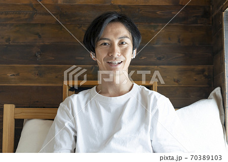 カメラ目線の白いTシャツ姿の若い男性 カメラ目線の白いTシャツ姿の若い男性 70389103