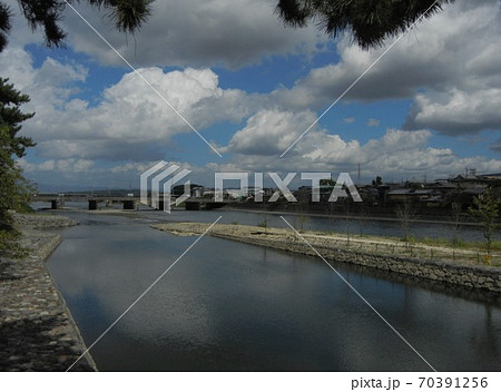 日本の川景色：宇治市内を流れる宇治川 70391256