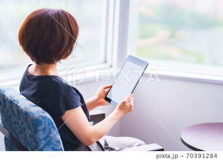 ワーケーション タブレットでビデオ通話 【ワーケーションのイメージ】 ワーケーション タブレットでビデオ通話 【ワーケーションのイメージ】 70391284