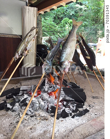 魚を炭火で焼く 魚を炭火で焼く 70391345