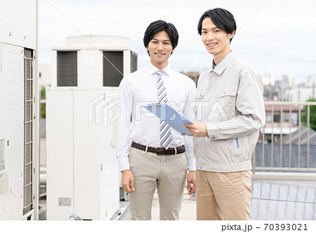 室外機の点検をするビジネスマン 70393021