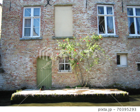 ヨーロッパ世界遺産の中世の町、運河に面した可愛い玄関,ブルージュ,ベルギー 70395293