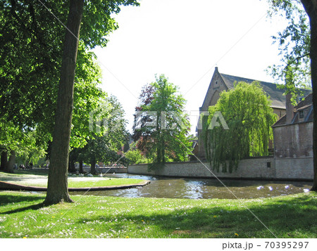 ヨーロッパ世界遺産の中世の町、愛の湖公園と運河, ブルージュ, ベルギー 70395297