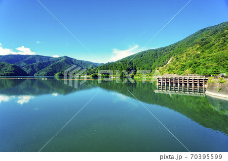 夏の奥多摩湖 湖面に映る山々 夏の奥多摩湖 湖面に映る山々 70395599
