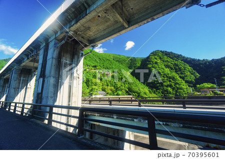 夏の奥多摩湖 吐水口水門と北岸の山 夏の奥多摩湖 吐水口水門と北岸の山 70395601