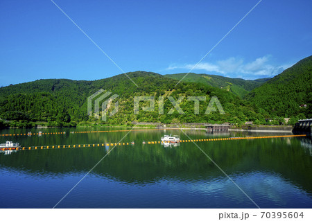 夏の奥多摩湖 南岸から小河内ダムの湖面と南岸の山々 夏の奥多摩湖 南岸から小河内ダムの湖面と南岸の山々 70395604
