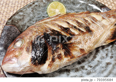 家庭的で素朴な自宅調理の「明石鯛の塩焼き」水彩画風 家庭的で素朴な自宅調理の「明石鯛の塩焼き」水彩画風 70395684