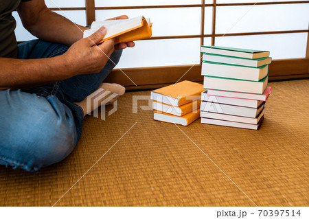 小説を読む男性 70397514