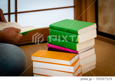 小説を読む男性 70397524