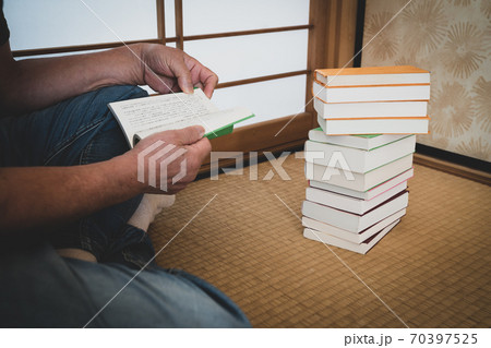 小説を読む男性 70397525