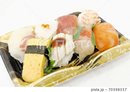 昼食のテイクアウト用の「にぎり寿司の盛り合わせパック」水彩画風 70398337