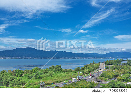 【琵琶湖の湖畔 (湖岸道路)】 滋賀県草津市新浜町 【琵琶湖の湖畔 (湖岸道路)】 滋賀県草津市新浜町 70398345