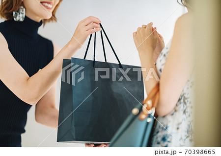 商品を手渡す女性の店員 商品を手渡す女性の店員 70398665