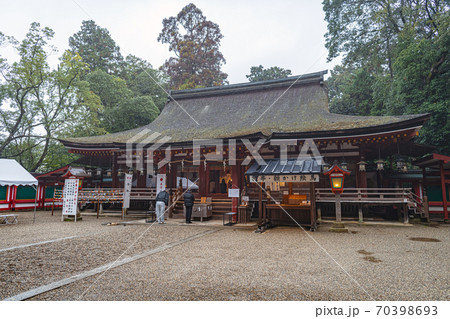 石上神宮 雨の中の拝殿 70398693