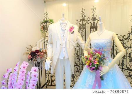 結婚式 新郎新婦 ドレスを着たマネキンの写真素材