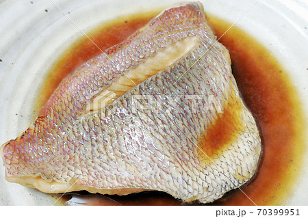 家庭的で素朴な自宅調理の「天然鯛の煮付」水彩画風 家庭的で素朴な自宅調理の「天然鯛の煮付」水彩画風 70399951