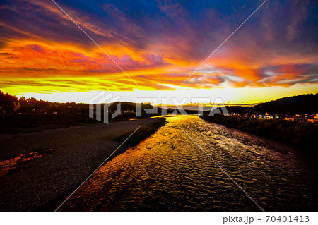 信濃川と夕焼け 70401413