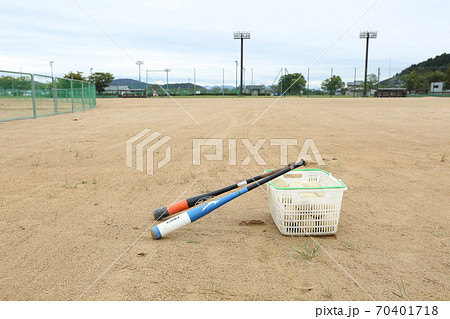 練習前のバットとボール 練習前のバットとボール 70401718