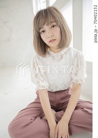 ミディアム巻き髪 ボブスタイル 女性の写真素材