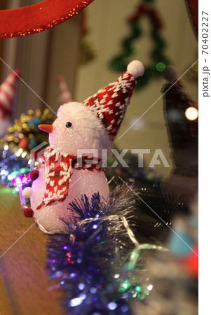 クリスマスの飾り付けの置物の雪だるま クリスマスの飾り付けの置物の雪だるま 70402227