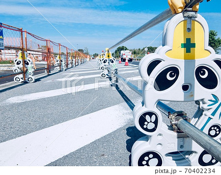 道路工事現場のバリケードされた臨時歩道 70402234