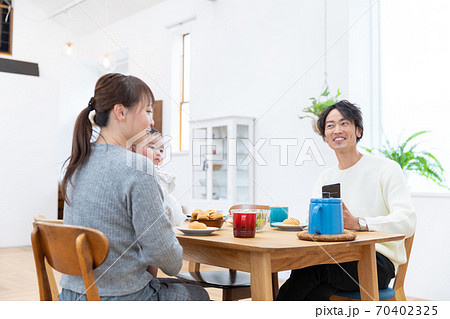 食卓を囲む家族 70402325