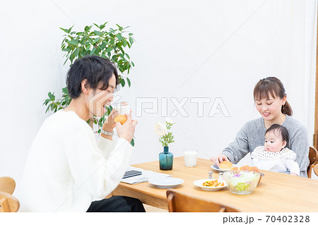 食卓を囲む家族 70402328