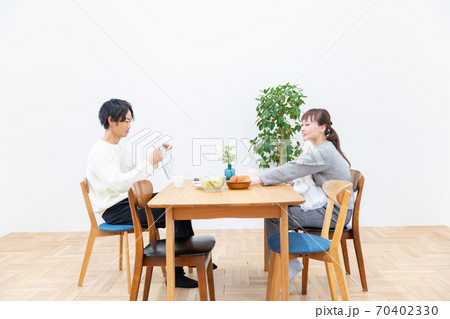 食卓を囲む家族 70402330