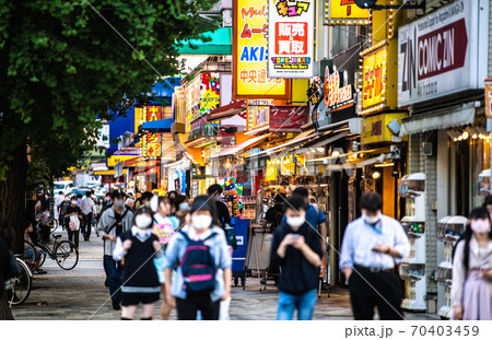 日本の東京都市景観 マスク姿の人たちら。今も、外国人団体客の姿は見られない=2020年10月12日 日本の東京都市景観 マスク姿の人たちら。今も、外国人団体客の姿は見られない=2020年10月12日 70403459