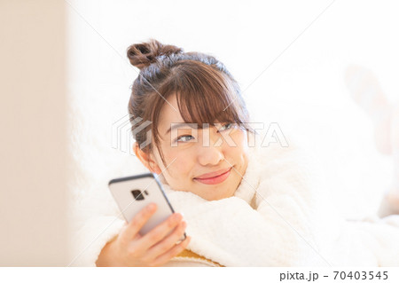 スマホを見る女性 スマホを見る女性 70403545
