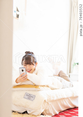 スマホを見る女性 スマホを見る女性 70403552
