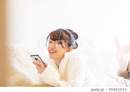 スマホを見る女性 スマホを見る女性 70403553