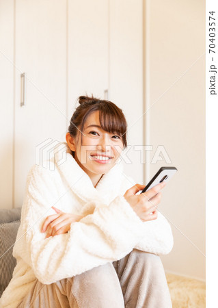 スマホを持つ女性 スマホを持つ女性 70403574