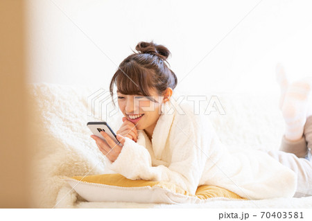スマホを持つ女性 スマホを持つ女性 70403581