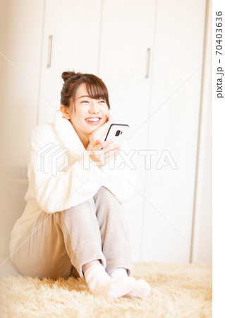 スマホを持つ女性 スマホを持つ女性 70403636