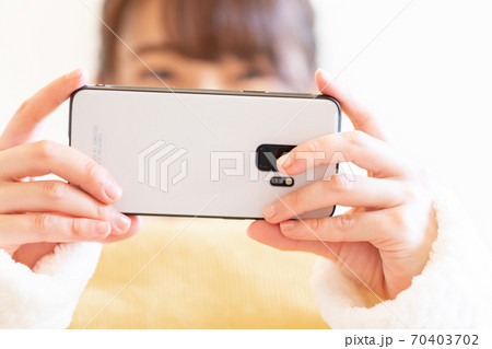 スマホを持つ女性 スマホを持つ女性 70403702