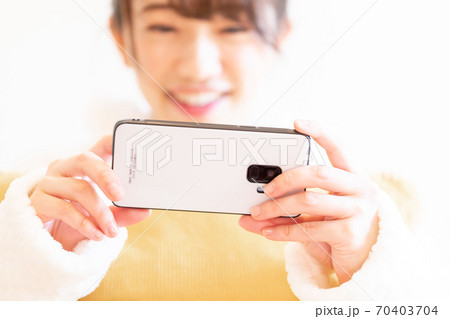 スマホを持つ女性 スマホを持つ女性 70403704