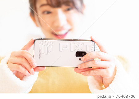 スマホを持つ女性 70403706