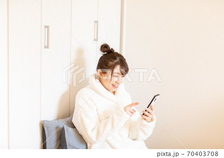 スマホを持つ女性 スマホを持つ女性 70403708