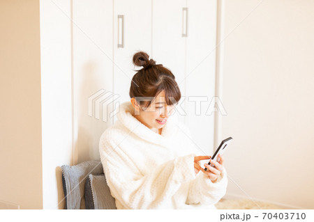 スマホを持つ女性 70403710